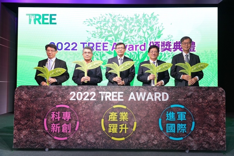 TREE Award 2022頒獎典禮照片：團隊與活動背板合影