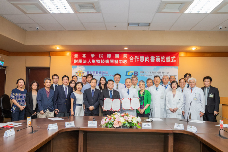 臺北榮總與生技中心簽署「臨床轉譯創新開發」合作意向書，簽約儀式大合照
