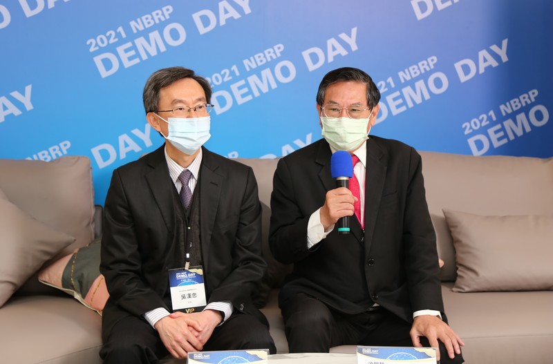 中研院生醫轉譯研究中心主任吳漢忠（左）和生技中心董事長（右）